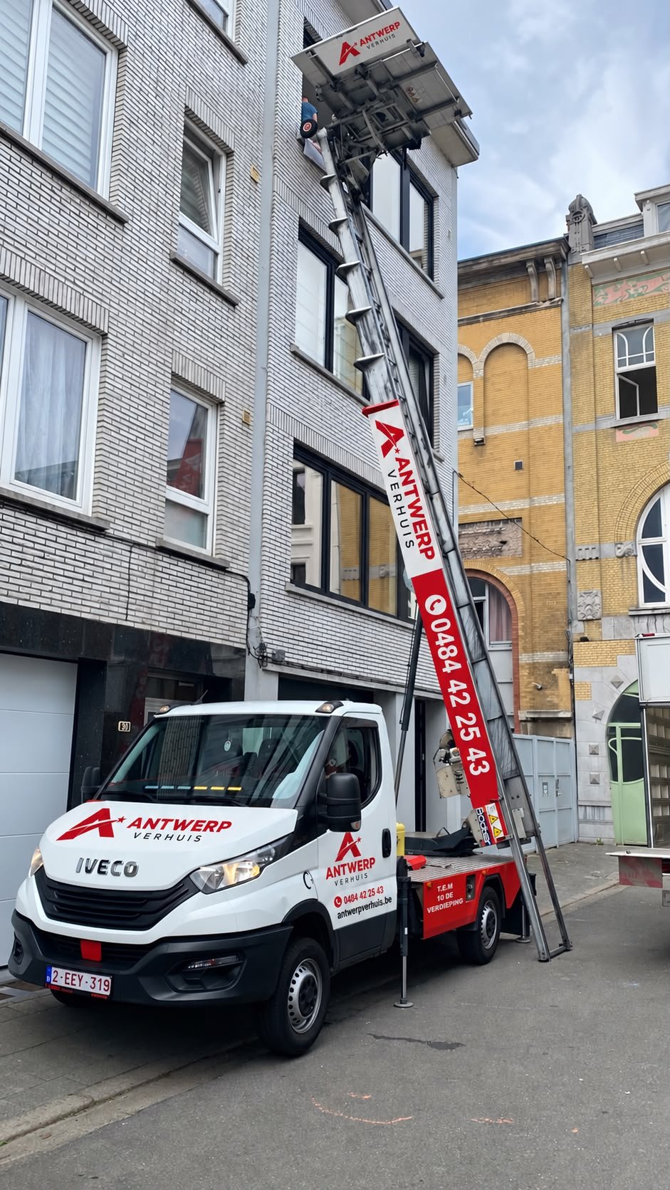 Verhuislift van Antwerp Verhuis tegen een appartementsgebouw in Antwerpen