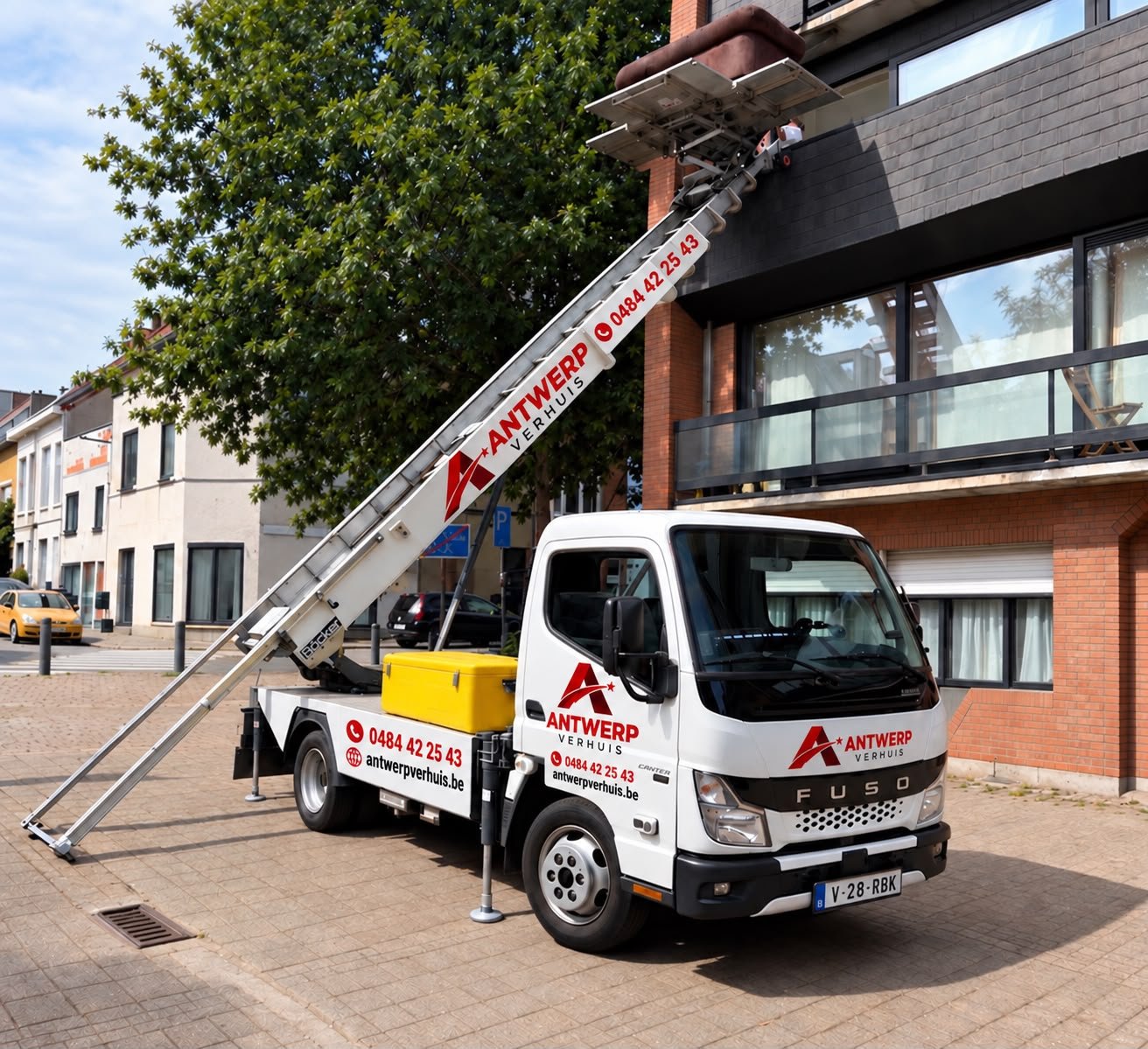 Verhuizers van Antwerp Verhuis laden meubels in een verhuiswagen